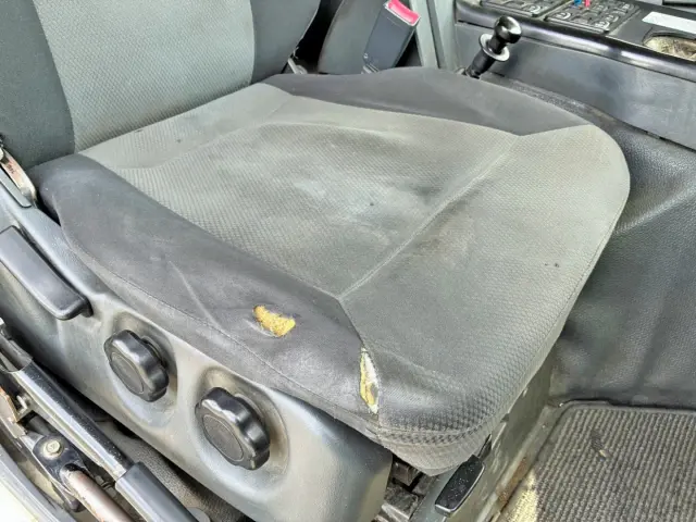 運転席座面にヘタリ・破れがあります。|三菱 スーパーグレート QKG-FV60VXの写真10