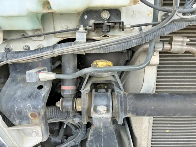 キャブサス前方左右のダンパーゴムに劣化・欠損があります。(運転席側)|三菱 スーパーグレート QKG-FV60VXの写真45