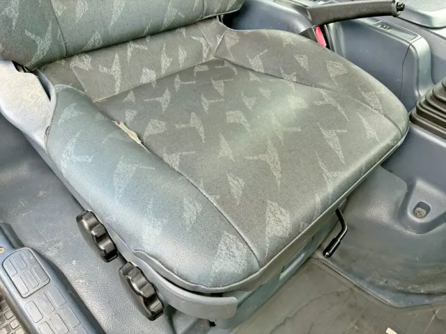 運転席座面にヘタリ・破れがあります。|日野 レンジャー BDG-FC6JGWA(2WD)の写真8