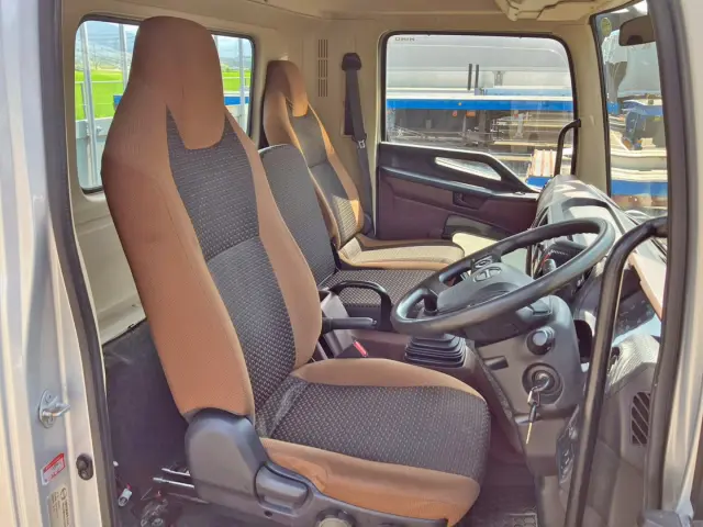 乗車定員は3名、ベッドレスキャビンです。|日野 レンジャー 2KG-FC2ABA(2WD)の写真6