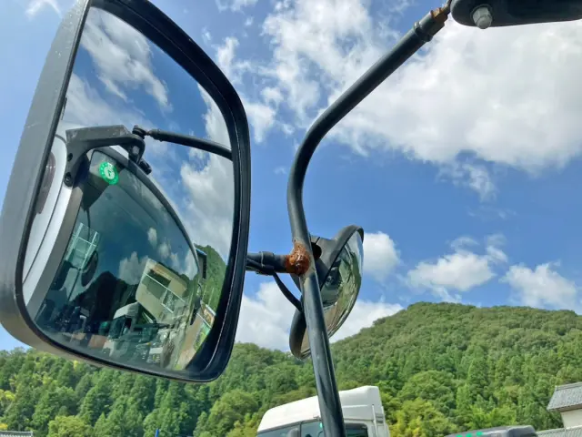 助手席側サイドミラーステーに溶接補修跡があります。|日野 レンジャー 2KG-FC2ABA(2WD)の写真22