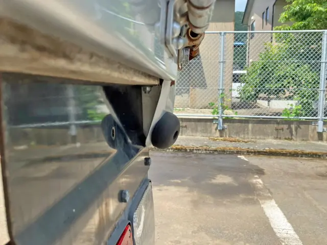 運転席側後方の当たりゴムステーが曲がっています。|日野 レンジャー 2KG-FC2ABA(2WD)の写真32