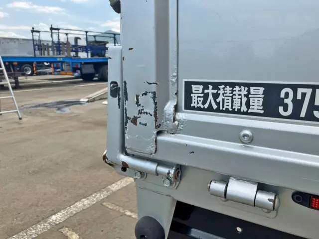 リアアオリ助手席側にキズ・サビがあります。|日野 レンジャー 2KG-FC2ABA(2WD)の写真34