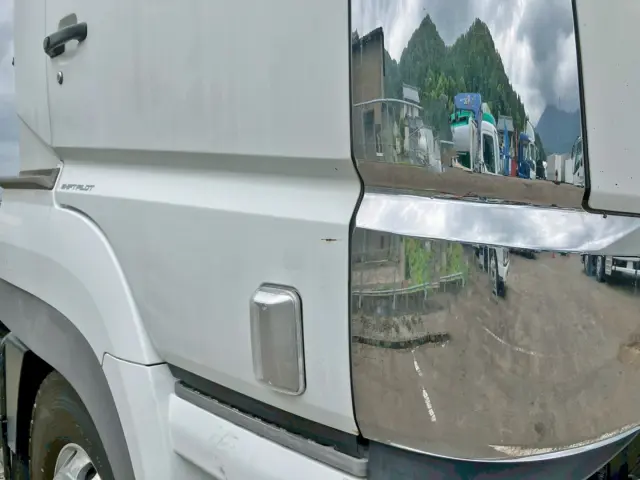 運転席側ドアにスリキズがあります。|三菱 スーパーグレート 2RG-FP74HDRの写真18