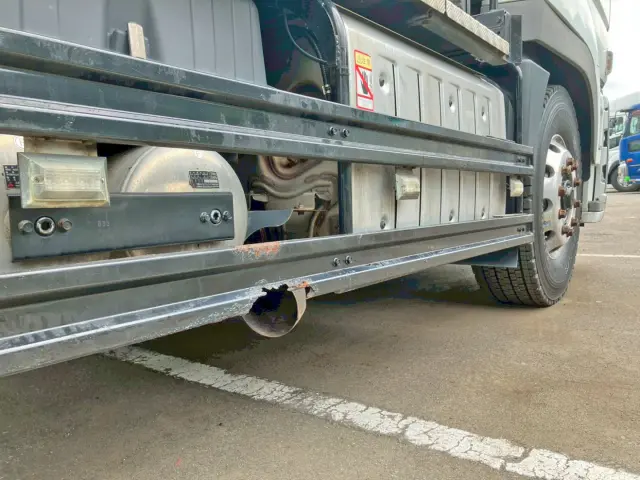 運転席側サイドバンパー下部が腐食により一部欠損しています。|三菱 スーパーグレート 2RG-FP74HDRの写真22