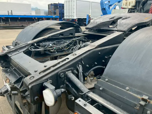 運転席側カプラガイドが曲がっています。|いすゞ ギガ QKG-EXD52ADの写真7