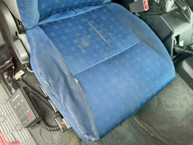 運転席座面にへたりと破れがあります。|いすゞ ギガ QKG-EXD52ADの写真10