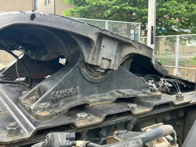カプラ助手席側軸ブッシュが切れています。|いすゞ ギガ QKG-EXD52ADの写真15
