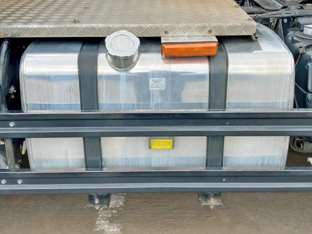 燃料タンクは400Lです。（アルミ製）|いすゞ ギガ QKG-EXD52ADの写真19