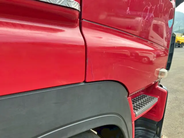 運転席側ドアにキズがあります。|いすゞ ギガ QKG-EXD52ADの写真26