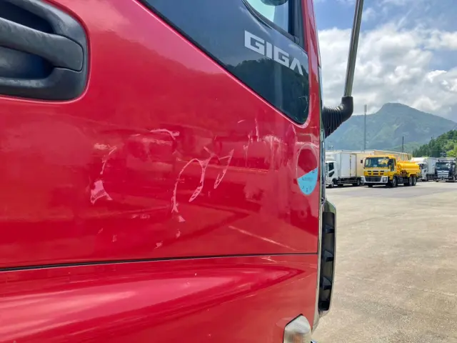 運転席側ドアにシール跡があります。|いすゞ ギガ QKG-EXD52ADの写真27