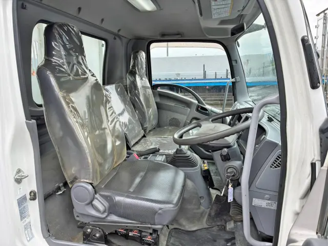 乗車定員は3名です。(ベッドレスキャビンです)|いすゞ フォワード TKG-FRR90S1(2WD)の写真7