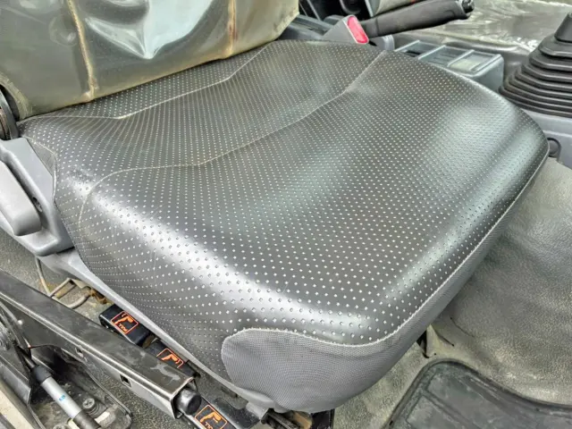 運転席座面にヘタリがあります。|いすゞ フォワード TKG-FRR90S1(2WD)の写真8