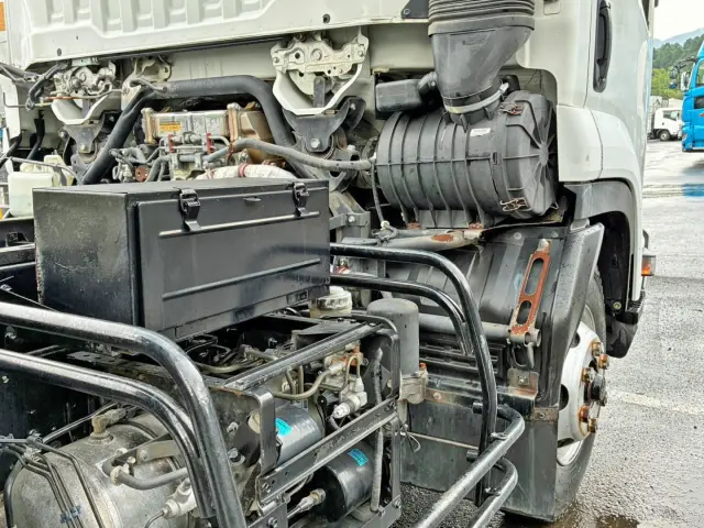 運転席側に工具箱が付いています。|いすゞ フォワード TKG-FRR90S1(2WD)の写真16
