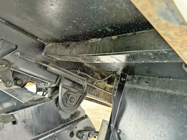 ボディー後方助手席側の横ネタに曲がりがあります。|いすゞ フォワード TKG-FRR90S1(2WD)の写真19