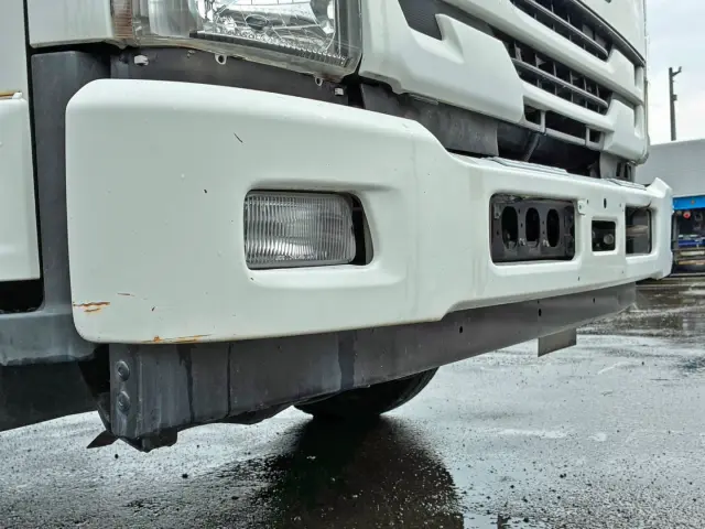 フロントバンパー運転席側にキズ・ヘコミがあります。|いすゞ フォワード TKG-FRR90S1(2WD)の写真34