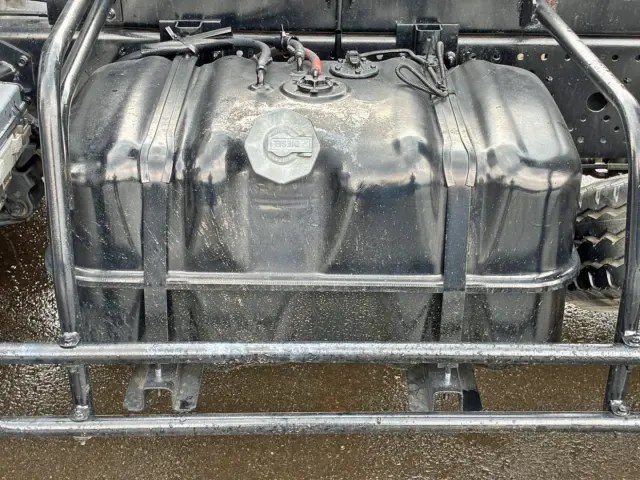 燃料タンクは100Lです。|いすゞ フォワード TKG-FRR90S1(2WD)の写真36