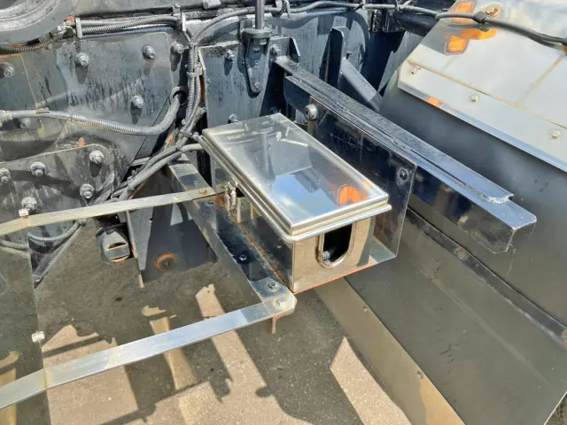 運転席側後方にコボレーン開閉用のケーブルが付いています。|UD クオン QKG-CW5YL改(6x4)の写真18