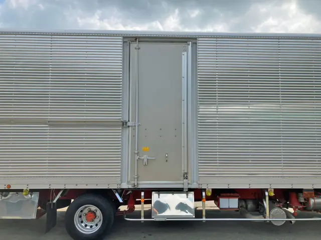 運転席側にスライド式のサイドドアが付いています。|三菱 ファイター TKG-FK64F(2WD)の写真20