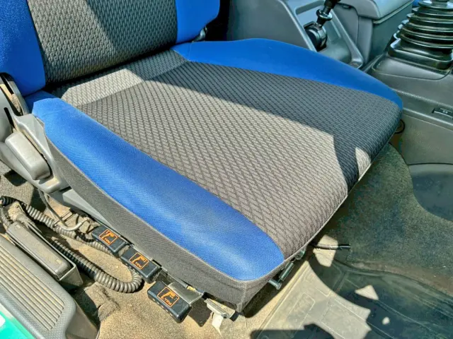 運転席座面にヘタリがあります。|いすゞ ギガ 2PG-EXD52CDの写真9