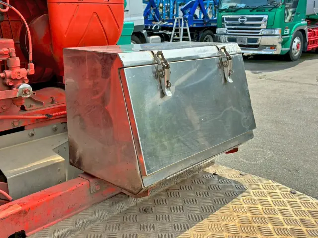 踊り場前方運転席側にステンレス製の工具箱が付いています。|いすゞ ギガ 2PG-EXD52CDの写真12
