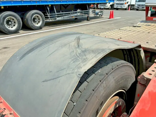 助手席側リヤフェンダーに引きキズ・歪みがあります。|いすゞ ギガ 2PG-EXD52CDの写真16