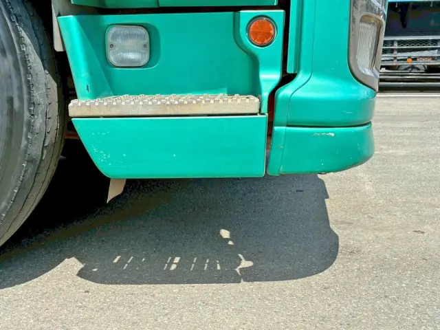 運転席側ステップカバーにキズがあります。|いすゞ ギガ 2PG-EXD52CDの写真27