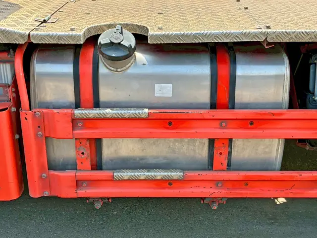 燃料タンクは370Lアルミ製です。|いすゞ ギガ 2PG-EXD52CDの写真28