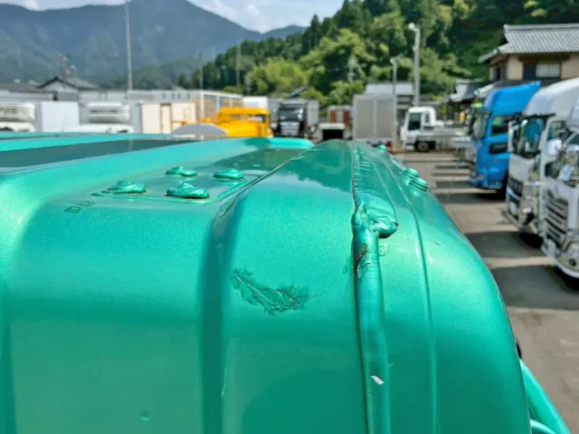 ルーフ後方運転席側にキズ・手塗り箇所があります。|いすゞ ギガ 2PG-EXD52CDの写真34