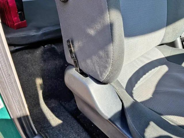 運転席側のリクライニングレバーカバーが欠品しています。|日野 レンジャー QKG-FE7JLAG(2WD)の写真9