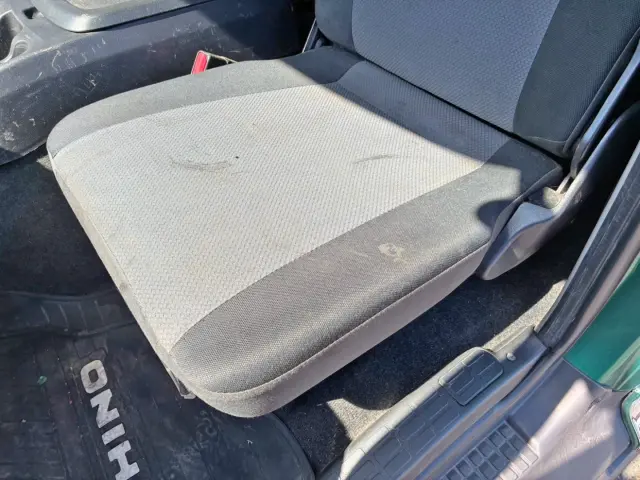 助手席座面にヘタリ・穴あき箇所があります。|日野 レンジャー QKG-FE7JLAG(2WD)の写真10