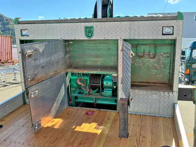 プロテクターにレバーブロック掛け付きの物入れが付いています。|日野 レンジャー QKG-FE7JLAG(2WD)の写真15