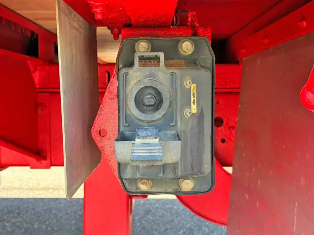 ボディー助手席側後方にエアサスのコントローラーが付いています。|日野 レンジャー QKG-FE7JLAG(2WD)の写真30