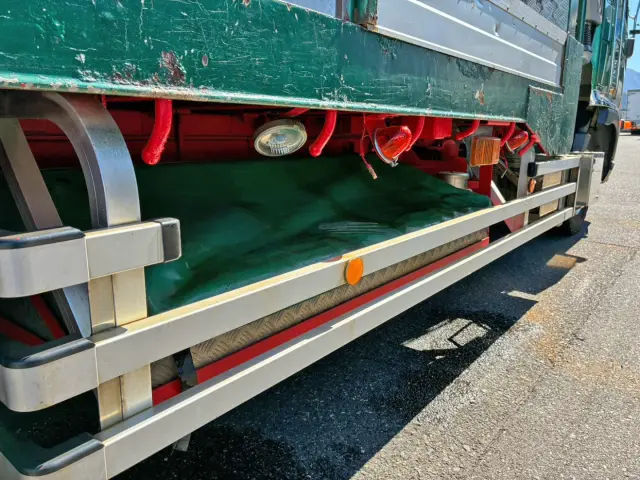 運転席側中央にりん木入れが付いています。|日野 レンジャー QKG-FE7JLAG(2WD)の写真33