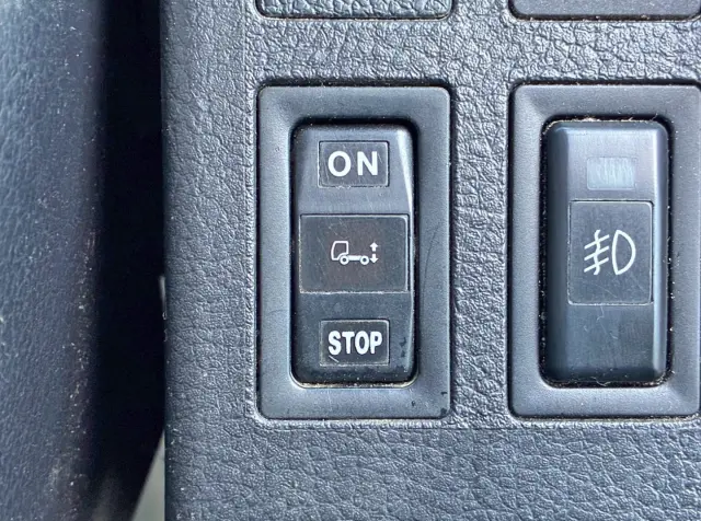エアサスの操作スイッチです。|日野 レンジャー QKG-FE7JLAG(2WD)の写真48