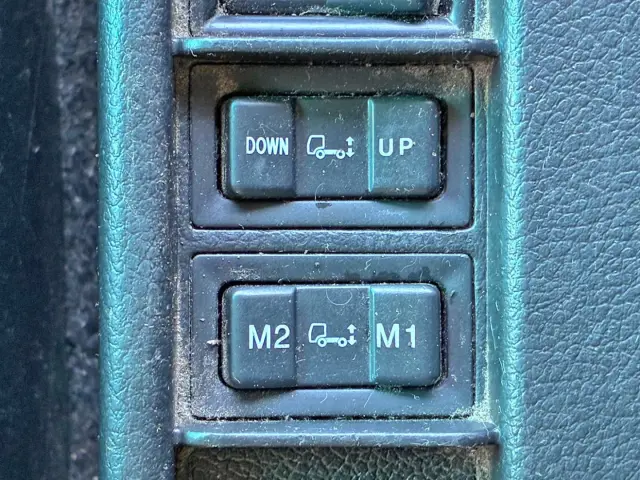 エアサスの操作スイッチです。|日野 レンジャー QKG-FE7JLAG(2WD)の写真49