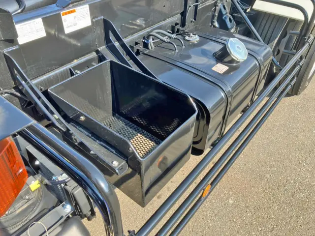 助手席側中央に物入れが付いています。|日野 レンジャー 2PG-FJ2ACAの写真14