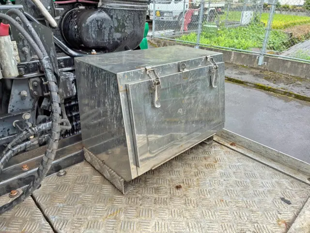 踊り場前方運転席側にステンレス製の工具箱が付いています。|UD クオン 2PG-GK5AABの写真12