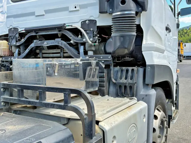 運転席側にステンレス製の工具箱が付いています。|UD クオン 2PG-CW5ALの写真21