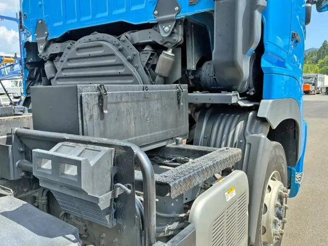 運転席側に工具箱が付いています。|日野 プロフィア 2DG-FS1AGEの写真23