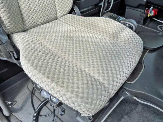 運転席座面にヘタリがあります。|ボルボ FM トラクター 2DG-5K4TBA1の写真9
