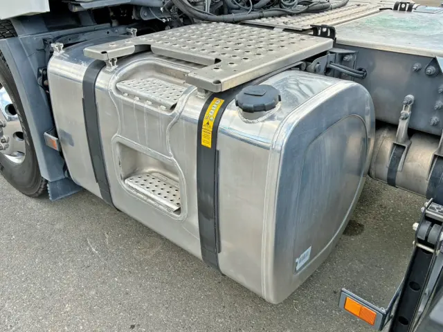 燃料タンクは480Lアルミ製です。|ボルボ FM トラクター 2DG-5K4TBA1の写真21