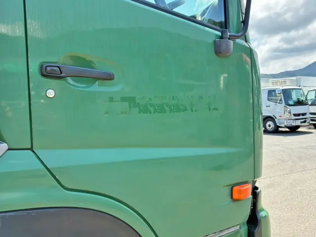 運転席ドアにシールはがし跡があります。|UD クオン QKG-CD5YLの写真25