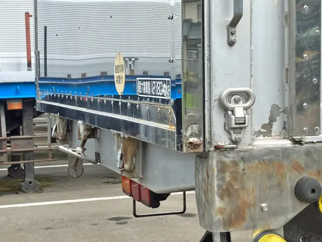リアゲート運転席側にゲート開き幅を調節するチェーン止めが付いています。(欠損しています)|UD クオン QKG-CW5ZLの写真32