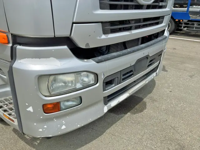 フロントバンパー・フロントパネル運転席側に塗装剥がれがあります。|UD クオン QKG-CW5ZLの写真44