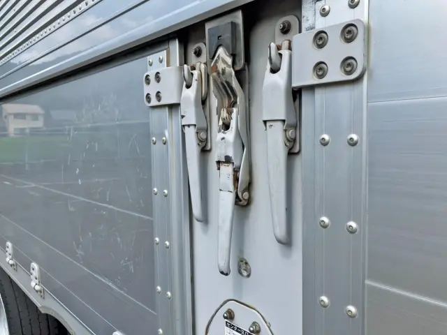 運転席側羽根ロックの締まりが固いです。|UD クオン QKG-CG5ZAの写真25