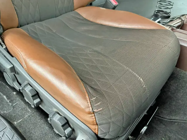 運転席座面にヘタリがあります。|日野 プロフィア 2DG-SS1EKHAの写真9