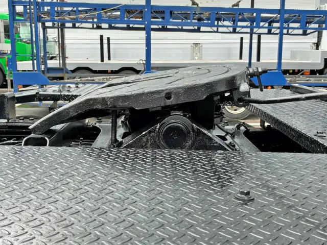 カプラ軸部にガタがあります。(運転席側)|日野 プロフィア 2DG-SS1EKHAの写真16