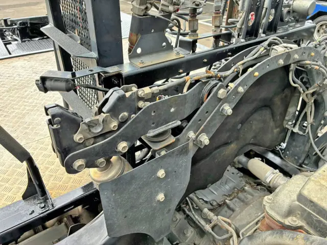 運転席側スイングアームブッシュに切れがあります。|日野 プロフィア 2DG-SS1EKHAの写真26