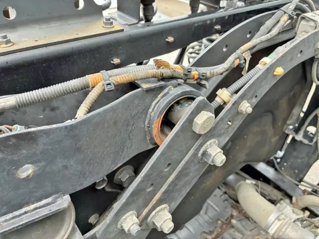 運転席側スイングアームブッシュに切れがあります。(拡大図)|日野 プロフィア 2DG-SS1EKHAの写真27